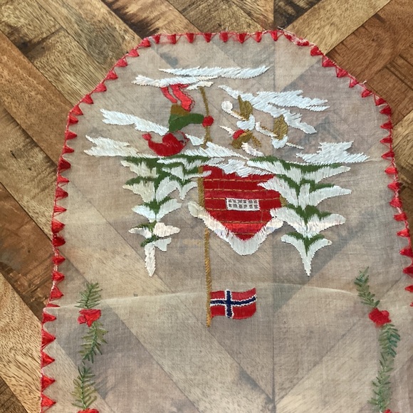 Very old vintage Christmas tabletop linen - Picture 3 of 6